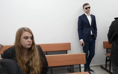 Capture d'écran d'une vidéo montrant Dana Cassidy, à gauche, et Yair Netanyahu, à droite, à la cour de Kfar Saba, le 1er février 2023. (Capture d'écran: Walla/Utilisé conformément à l’article 27a de la loi sur les droits d’auteur)