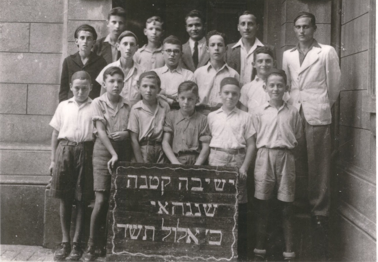  Illustration : Des élèves de l'école primaire de la Mir Yeshiva, après avoir fui l'Europe de la Seconde Guerre mondiale grâce à un visa délivré par le diplomate japonais Chiune Sugihara, à Shanghai. (Crédit : La famille Bagley)
