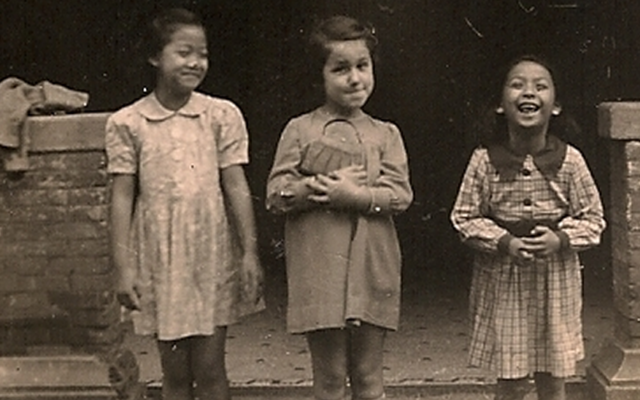  Une jeune réfugiée juive et ses amies chinoises à Shanghai pendant la Seconde Guerre mondiale. (Crédit : Shanghai Jewish Refugees Museum)