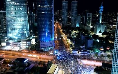 Des manifestants, dont le nombre est estimé par les organisateurs à 145 000, rassemblés dans le centre de Tel Aviv, le 11 février 2023, pour protester contre les réformes très controversées du système judiciaire présentées par le gouvernement d'extrême-droite du pays. (Crédit : Capture d'écran d'une séquence réalisée par un drone ; utilisée conformément à la clause 27a de la loi sur le droit d'auteur)