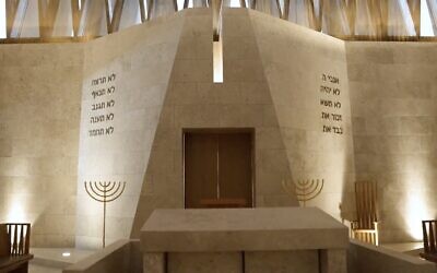Une capture d'écran d'une vidéo partagée par le vice-premier ministre des Émirats arabes unis, le 17 février 2023, montre la synagogue Moïse Ben Maimon, à la Maison de la famille abrahamique nouvellement ouverte à Abu Dhabi. (Capture d'écran de la vidéo sur Twitter : Utilisé conformément à la clause 27a de la loi sur le droit d'auteur)