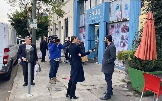 Des journalistes de presse et de télévision et à Los Angeles interviewent des passants dans le quartier juif de Pico-Robertson après deux fusillades qui se sont produites dans les environs deux jours auparavant, le 17 février 2023. (Crédit : Asaf Elia-Shalev) '