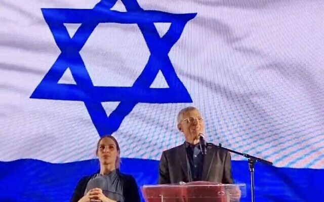 Le rabbin Ricxk Jacobs, président de l'URJ, lors d'une manifestation contre la réforme judiciaire à Tel Aviv, le 25 février 2023. (Capture d'écran)