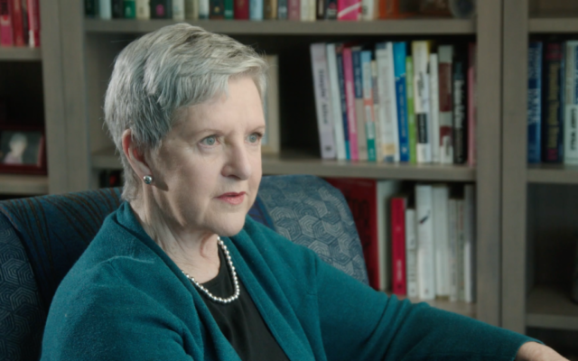 La journaliste et auteure Diana B. Henriques, auteure de « The Wizard of Lies », l'histoire de l’escroc le plus célèbre du monde, Bernie Madoff, révèle dans le film qu'Albert Rosenberg était encore pire. (Avec la permission de Melbar Entertainment Group)