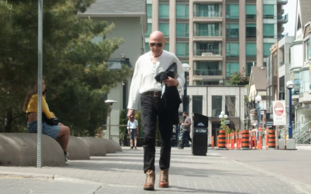 Albert Rosenberg dans les rues de Yorkville à Toronto, théâtre de plusieurs de ses arnaques. À un moment, il a été banni du quartier. (Crédit : Melbar Entertainment Group)