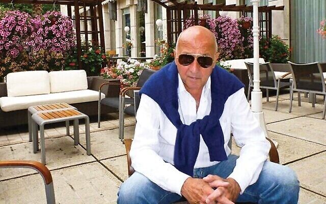 Albert Rosenberg fixe l'appareil photo derrière ses lunettes de soleil de créateur, à Yorkville, son quartier préféré de Toronto. (Avec la permission de Melbar Entertainment Group)