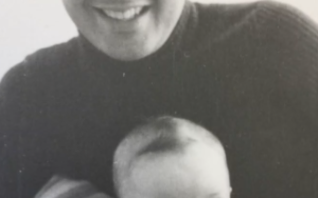 Loin d'être le père idéal, incarcéré et séparé de ses enfants, cette photo du jeune Albert Rosenberg montre une époque plus heureuse, avant ses premières activités criminelles. (Avec la permission de Melbar Entertainment Group)