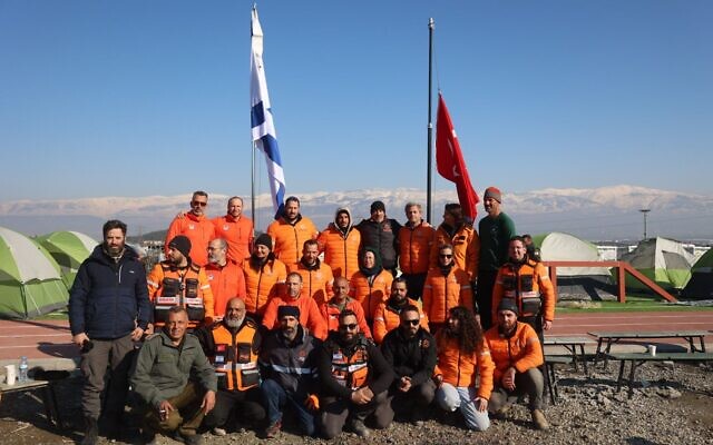La délégation déployée en Turquie après le séisme majeur pose pour une photo, le 12 février 2023. (Crédit : United Hatzalah) La délégation déployée en Turquie après le séisme majeur pose pour une photo, le 12 février 2023. (Crédit : United Hatzalah)