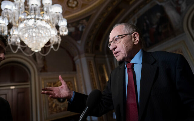 Alan Dershowitz parle aux journalistes au capitole américain de Washington, le 29 janvier 2020. (Crédit : AP Photo/J. Scott Applewhite) Alan Dershowitz parle aux journalistes au capitole américain de Washington, le 29 janvier 2020. (Crédit : AP Photo/J. Scott Applewhite)