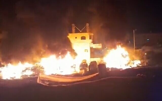Illustration :
Des voitures et des maisons incendiées par des résidents d'implantations dans la ville de Huwara, en Cisjordanie, le 26 février 2023. (Crédit : X) Illustration :
Des voitures et des maisons incendiées par des résidents d'implantations dans la ville de Huwara, en Cisjordanie, le 26 février 2023. (Crédit : X)