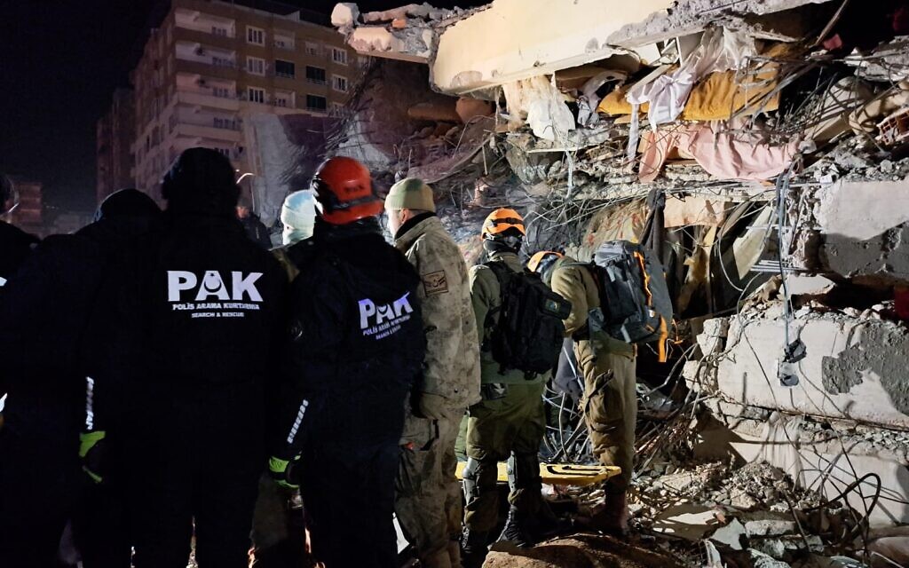 Les équipes de secours locales et israéliennes travaillent dans les décombres d'un immeuble à Marash, en Turquie, le 8 février 2023. (Crédit : Judah Ari Gross/Times of Israel) Les équipes de secours locales et israéliennes travaillent dans les décombres d'un immeuble à Marash, en Turquie, le 8 février 2023. (Crédit : Judah Ari Gross/Times of Israel)