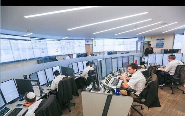 Le centre d'appels de United Hatzalah utilise un cloud développé par la start-up israélienne Carbyne pour aider les sauveteurs à traiter les victimes du tremblement de terre en Turquie, le 9 février 2023. (Autorisation) Le centre d'appels de United Hatzalah utilise un cloud développé par la start-up israélienne Carbyne pour aider les sauveteurs à traiter les victimes du tremblement de terre en Turquie, le 9 février 2023. (Autorisation)