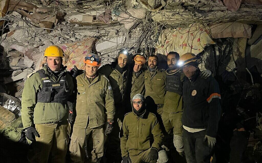 Le Lt. Col. Golan Landsberg, à gauche, avec des membres de son unité de recherche et de secours devant un bâtiment effondré à Marash, en Turquie, le 8 février 2023. (Crédit : Armée israélienne) Le Lt. Col. Golan Landsberg, à gauche, avec des membres de son unité de recherche et de secours devant un bâtiment effondré à Marash, en Turquie, le 8 février 2023. (Crédit : Armée israélienne)