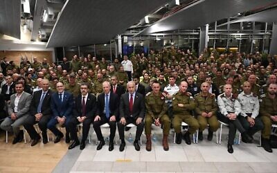 Des responsables israéliens, dont le Premier ministre Benjamin Netanyahu, le ministre de la Défense Yoav Gallant et le chef de Tsahal, Herzi Halevi, posent aux côtés de la délégation de recherche et de secours de Tsahal en Turquie, à leur retour en Israël le 13 février 2023. (Crédit : Haim Zach/GPO)