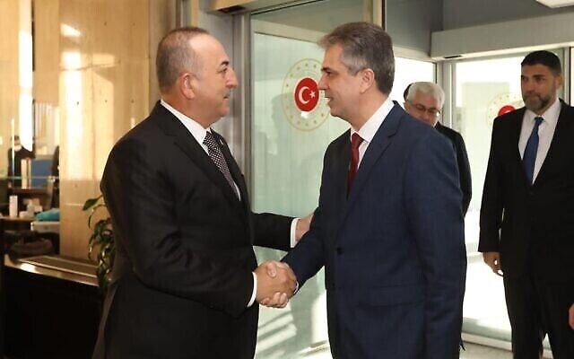 Le ministre des Affaires étrangères Eli Cohen (à droite) est accueilli par le ministre turc des Affaires étrangères, Mevlut Cavusoglu, à Ankara, le 14 février 2023 (Crédit : Ministère des Affaires étrangères) Le ministre des Affaires étrangères Eli Cohen (à droite) est accueilli par le ministre turc des Affaires étrangères, Mevlut Cavusoglu, à Ankara, le 14 février 2023 (Crédit : Ministère des Affaires étrangères)