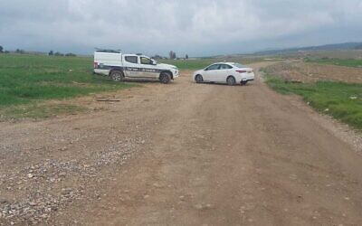 La police sur les lieux du meurtre présumé d'un jeune homme de 23 ans à l'entrée de la ville bédouine de Lakiya, dans le sud du pays, le 15 février 2023. (Crédit : Police israélienne)