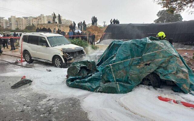 La scène de l'explosion d'une voiture qui a fait un mort à Lod, dans le centre d'Israël, le 5 février 2023. (Crédit : Sapeurs-pompiers) La scène de l'explosion d'une voiture qui a fait un mort à Lod, dans le centre d'Israël, le 5 février 2023. (Crédit : Sapeurs-pompiers)