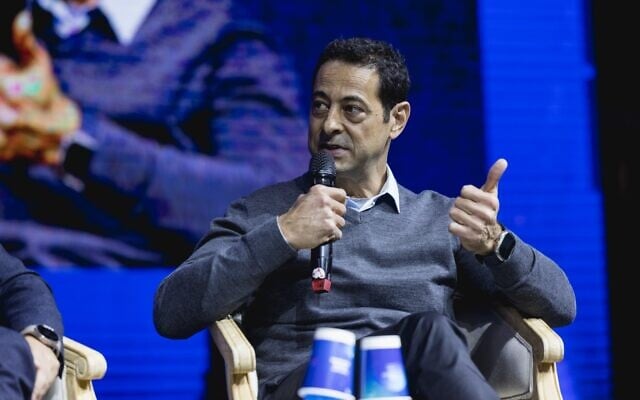 Yasser Biaz, PDG de la société marocaine UM6P Ventures, s'exprimant lors du sommet mondial des investisseurs OurCrowd à Jérusalem, le 15 février 2023. (Crédit : Tomer Foltyn/OurCrowd)