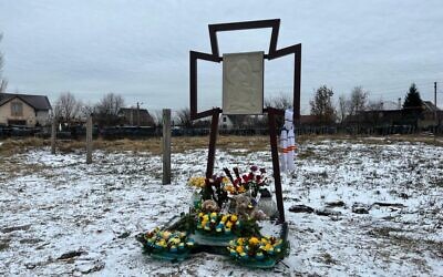 La gerbe de fleurs déposée par le ministre des Affaires étrangères, Eli Cohen, à Boutcha, Ukraine, le 16 février 2023. (Crédit : Lazar Berman/The Times of Israel)
