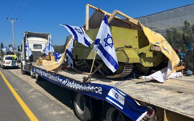 Un véhicule blindé Bren Carrier sorti du musée de l'ancien Gesher par des vétérans de la guerre de Yom Kippour de 1973, pour protester contre la réforme du système judiciaire prévue par le gouvernement, le 18 février 2023. (Crédit : Police israélienne) Un véhicule blindé Bren Carrier sorti du musée de l'ancien Gesher par des vétérans de la guerre de Yom Kippour de 1973, pour protester contre la réforme du système judiciaire prévue par le gouvernement, le 18 février 2023. (Crédit : Police israélienne)