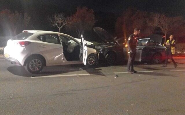 Des véhicules des équipes de secours sur les lieux d'un accident de la route meurtrier à Césarée, le 18 février 2023. (Crédit : Magen David Adom)