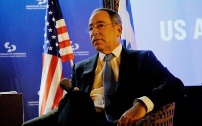 L’ambassadeur des États-Unis en Israël, Tom Nides, s’exprimant lors de la Conférence des présidents des organisations juives américaines, à Jérusalem, le 19 février 2023. (Crédit : Amit Elkayam)