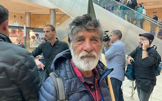 Yohanan Ittach, un visage parmi les milliers de manifestants qui vont se rassembler devant la Knesset en signe d'opposition à la réforme judiciaire, en  gare de Jérusalem, le 20 février 2023. (Crédit : Carrie Keller-Lynn/Times of Israel)