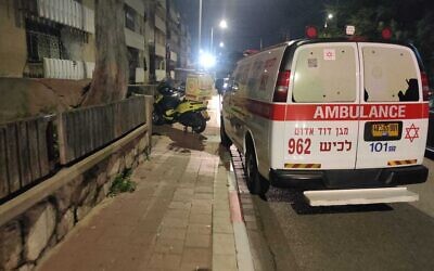 Des véhicules d'urgence sur les lieux d'un meurtre présumé d'une femme, à Ashdod, le 21 février 2023. (Crédit : Magen David Adom)