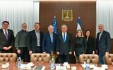 Le Premier ministre Benjamin Netanyahu (quatrième à partir de la droite) accueille dans son bureau le leader de la minorité au Sénat américain, Mitch McConnell,(quatrième à partir de la gauche) et des sénateurs Républicains, le 23 février 2023 (Crédit : Kobi Gideon/GPO)