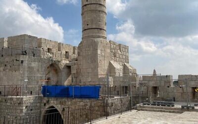 La base de la Tour de David, près de a porte de Jaffa, dans la Vieille Ville de Jérusalem, le 25 février 2023. (Crédit : DH/Times of Israel)