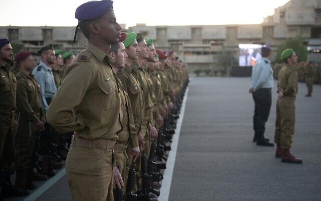 Illustration : Des officiers de combat nouvellement diplômés à l'école d'officiers de Tsahal Bahad 1 dans le sud d'Israël, le 10 novembre 2022. (Crédit : Armée israélienne)