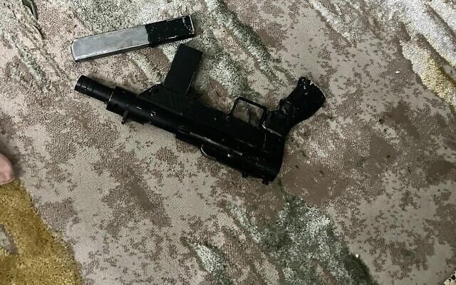 Une mitraillette "Carlo" saisie dans la ville de Qarawat Bani Hassan en Cisjordanie, apparemment utilisée lors d'une attaque par balles le 25 février 2023. (Crédit : Armée israélienne) Une mitraillette "Carlo" saisie dans la ville de Qarawat Bani Hassan en Cisjordanie, apparemment utilisée lors d'une attaque par balles le 25 février 2023. (Crédit : Armée israélienne)