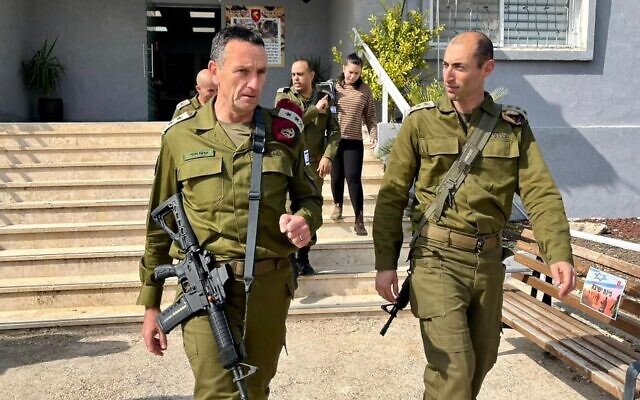 Le chef d’état-major de Tsahal, le lieutenant-général Herzi Halevi, marchant aux côtés du colonel Meïr Biderman, alors commandant de la 417e brigade territoriale, à la base de la brigade dans le nord de la vallée du Jourdain, le 28 février 2023. (Crédit : Armée israélienne)