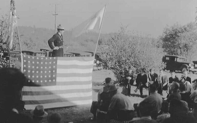 William Perry s’adresse aux membres de la Légion d’argent, probablement en 1936 (Domaine public)