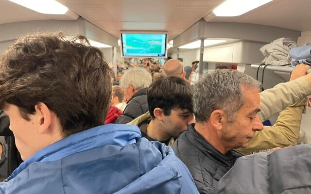 Un train reliant Tel Aviv à Jérusalem bondé de manifestants qui se rendent à la Knesset, le 13 février 2023. (Crédit : Carrie Keller-Lynn) Un train reliant Tel Aviv à Jérusalem bondé de manifestants qui se rendent à la Knesset, le 13 février 2023. (Crédit : Carrie Keller-Lynn)