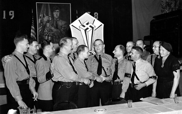 Fritz Kuhn, au centre, visage tourné vers l’objectif, félicité par ses collègues du Bund germano-américain, à New York, le 4 septembre 1938. (Crédit : AP Photo)