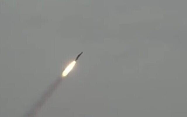 L'Iran publie une vidéo du nouveau missile de croisière Paveh, avec une portée rapportée de 1 650 km le vendredi 24 février 2023 (Crédit : capture d'écran IRNA/utilisée conformément à l'article 27a de la loi sur le droit d'auteur)
