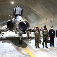 Des pilotes posant avec un avion dans l'enceinte d'une toute une nouvelle base aérienne souterraine de l’armée de l’air iranienne, le 7 février 2023. (Crédit : Armée iranienne)