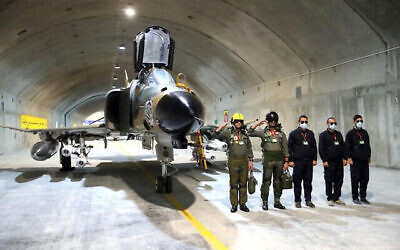Des pilotes posant avec un avion dans l'enceinte d'une toute une nouvelle base aérienne souterraine de l’armée de l’air iranienne, le 7 février 2023. (Crédit : Armée iranienne)