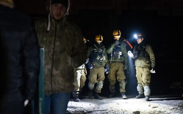 Des équipes de recherche et de secours de Tsahal sont déployées pour retrouver des survivants après le tremblement de terre en Turquie, le 7 février 2023. (Crédit : Armée israélienne)