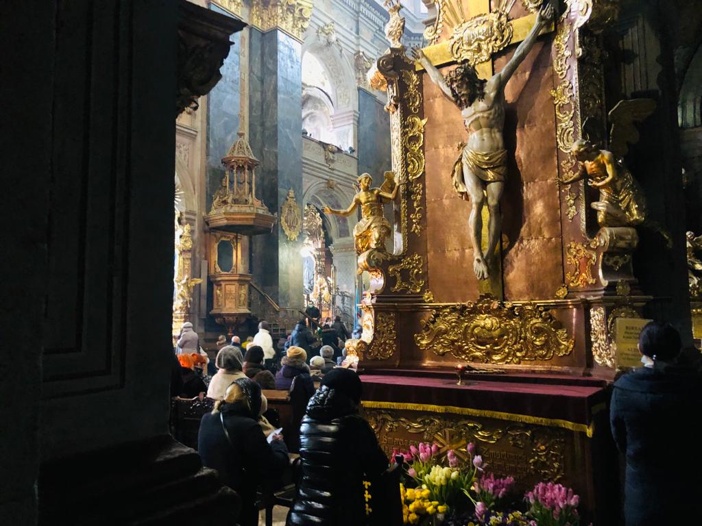 Des fidèles prient à l'église de la garnison de Lviv, le 6 mars 2022. (Lazar Berman/Times of Israel)