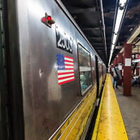 Illustration : Des passagers dans une station de métro de New York. (Crédit : J2R via iStock par Getty Images)