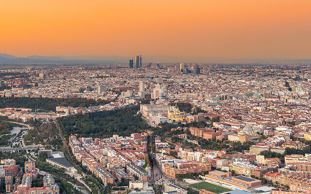 Vue aérienne de la capitale espagnole, Madrid, au coucher du soleil, en avril 2022. (Crédit : Mario Montero Arroyo via iStock par Getty Images) Vue aérienne de la capitale espagnole, Madrid, au coucher du soleil, en avril 2022. (Crédit : Mario Montero Arroyo via iStock par Getty Images)
