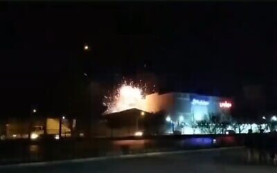 Capture d'écran d'une vidéo non vérifiée circulant sur les réseaux sociaux qui montrerait une explosion dans une installation de défense à Isfahan, en Iran, après une prétendue frappe de drone, 28 janvier 2023. (Crédit : Utilisée conformément à la clause 27a de la loi sur le droit d'auteur)