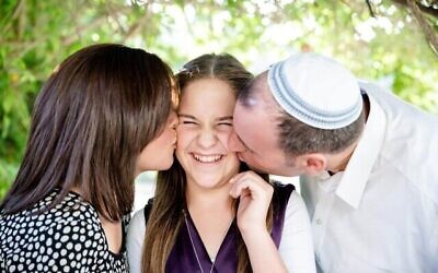 Gila Hammer, au centre, avec sa mère Gabi à gauche et son père Shalom à droite (Crédit : autorisation de Shalom Hammer)