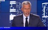 Capture d'écran d'un journal télévisé de BFMTV avec le présentateur Rachid M'Barki, en août 2022. (Crédit : Capture d'écran via YouTube ; utilisée conformément à l'article 27a de la loi sur le droit d'auteur)
