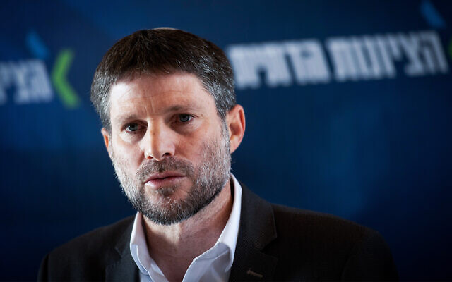 Le ministre des Finances et chef du parti HaTzionout HaDatit, Bezalel Smotrich, dirigeant une réunion de sa faction dans l’implantation de Givat Harel, en Cisjordanie, le 14 février 2023. (Crédit : Sraya Diamant/Flash90)