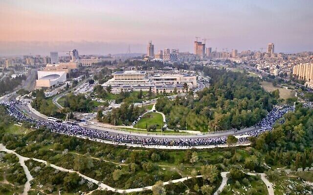 Des Israéliens participant à une manifestation de grande ampleur contre le projet de réforme du système judiciaire, près de la Knesset à Jérusalem, le 20 février 2023. (Crédit : Yonatan Sindel/Flash90)