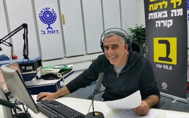 Danny Zaken lors d'une émission de la station de radio Kol à Jérusalem, en novembre 2016. (Crédit :  Wikimedia Commons/CC BY-SA 4.0)