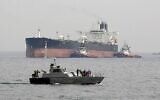 Illustration : Une vedette militaire iranienne patrouillant dans les eaux alors qu'un pétrolier se prépare à accoster à l'installation pétrolière de l'île de Khark, en Iran, le 12 mars 2017. (Crédit : Atta Kenare/AFP)